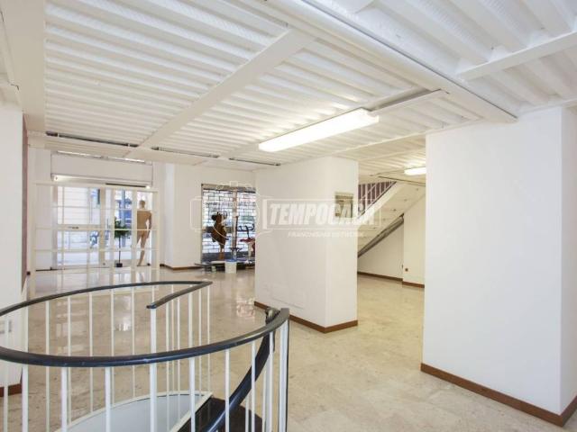 Locale Commerciale in affitto a Borgo Ortolani, Milano