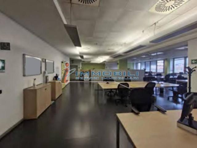 Locale Commerciale in affitto a Municipio 2, Milano