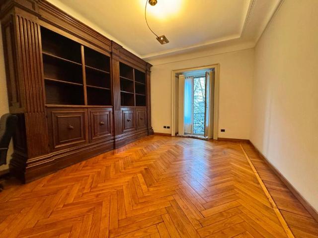 Locale Commerciale in affitto a Magenta - San Vittore, Milano