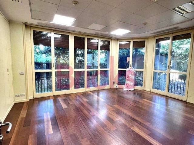 Locale Commerciale in affitto a Municipio 1, Milano