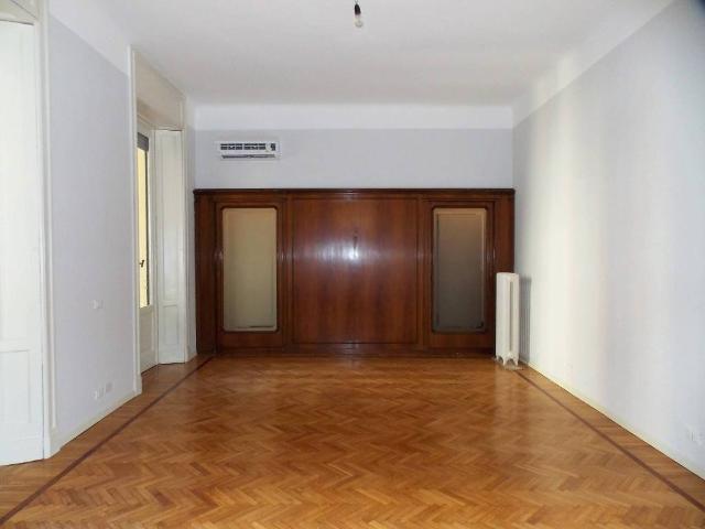 Locale Commerciale in affitto a Municipio 1, Milano
