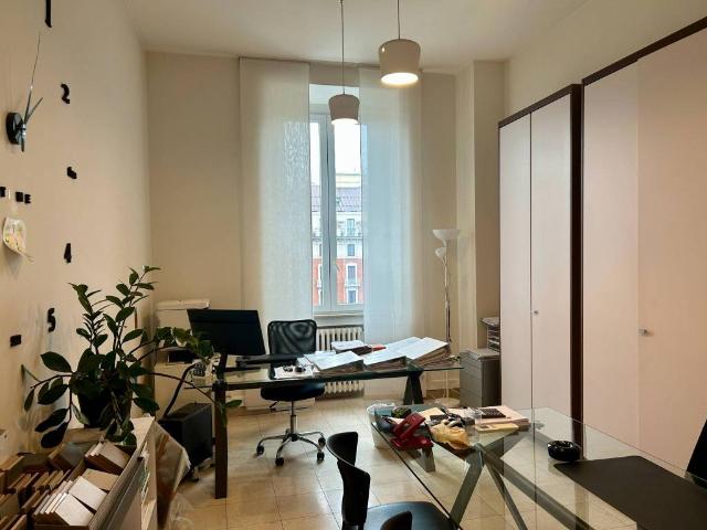 Locale Commerciale in affitto a Magenta - San Vittore, Milano