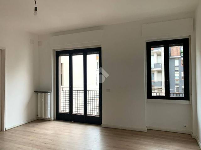 Locale Commerciale in affitto a Magenta - San Vittore, Milano