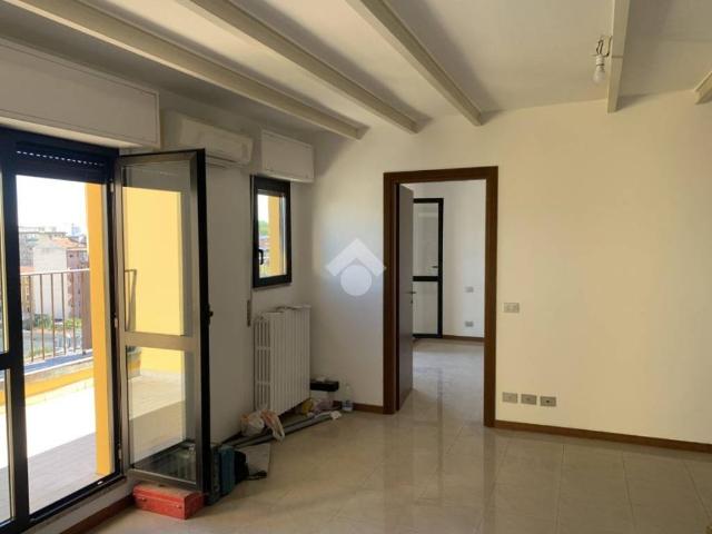 Locale Commerciale in affitto a Magenta - San Vittore, Milano