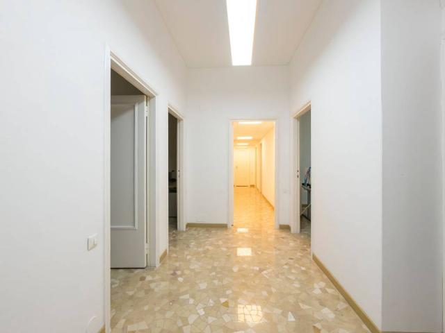 Locale Commerciale in affitto a Municipio 1, Milano