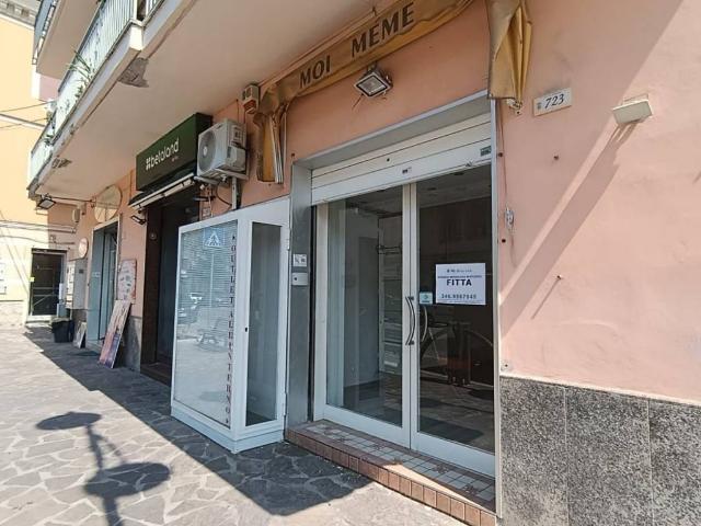 Locale Commerciale in affitto a Scauri, Minturno