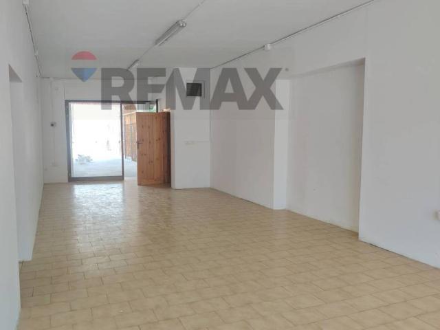 Locale Commerciale in affitto a Scauri, Minturno