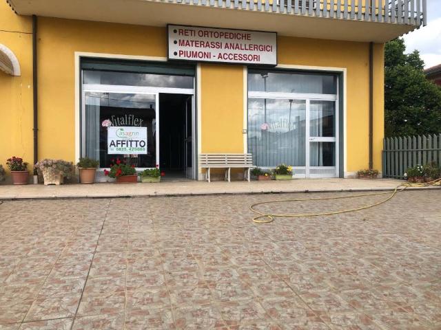 Locale Commerciale in affitto a Mirabella Eclano, Campania