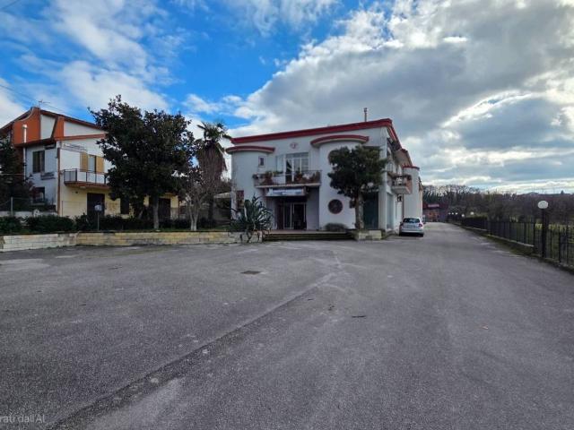 Locale Commerciale in affitto a Mirabella Eclano, Campania