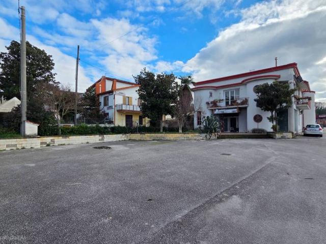 Locale Commerciale in affitto a Mirabella Eclano, Campania