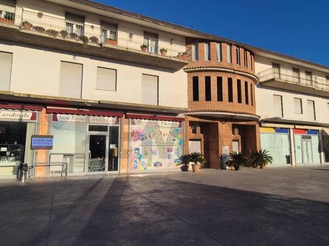 Locale Commerciale in affitto a Mirabella Eclano, Campania