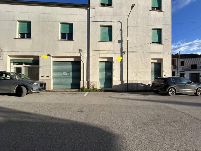 Locale Commerciale in affitto a Mirabella Eclano, Campania
