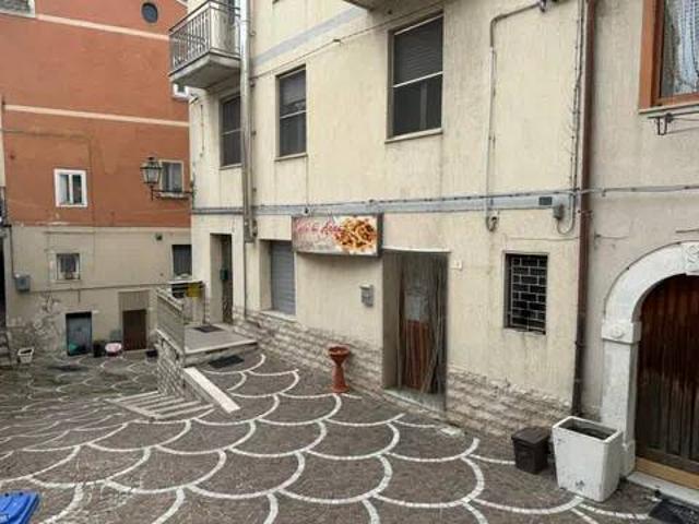 Locale Commerciale in affitto a Mirabello Sannitico, Molise