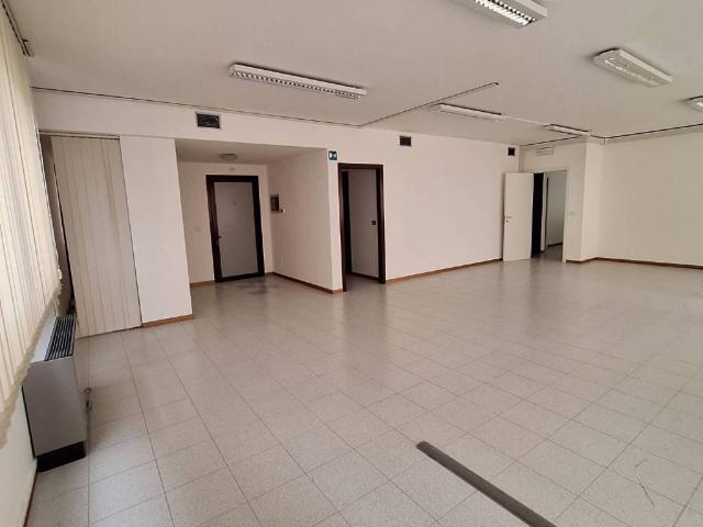 Locale Commerciale in affitto a Unione Comuni Modenesi Area Nord, Mirandola