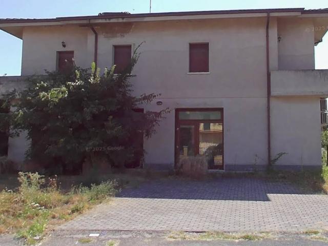 Locale Commerciale in affitto a Unione Comuni Modenesi Area Nord, Mirandola