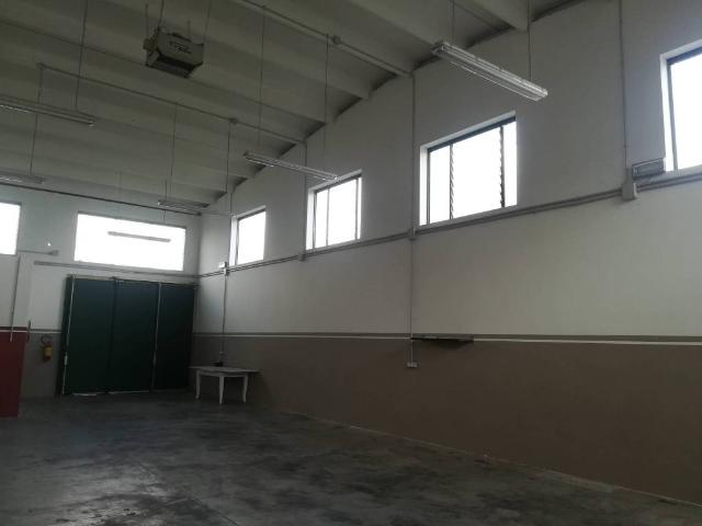 Locale Commerciale in affitto a Unione Comuni Modenesi Area Nord, Mirandola