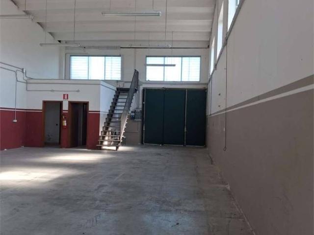 Locale Commerciale in affitto a Unione Comuni Modenesi Area Nord, Mirandola