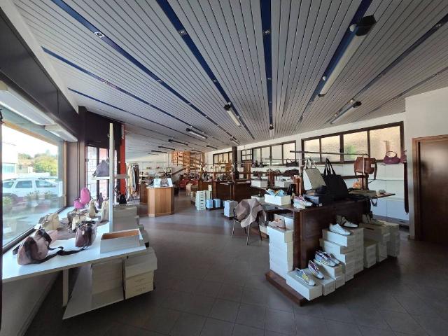 Locale Commerciale in affitto a Mirano, Veneto