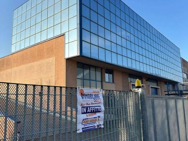 Locale Commerciale in affitto a Misinto, Lombardia