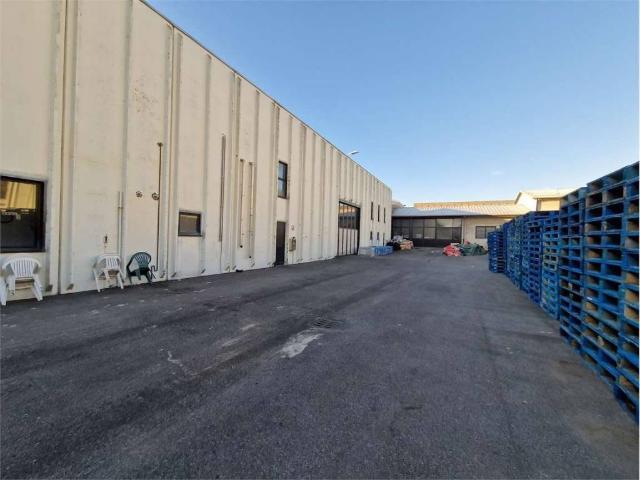 Locale Commerciale in affitto a Misinto, Lombardia