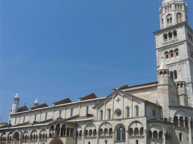 Locale Commerciale in affitto a Modena, Reggio Emilia