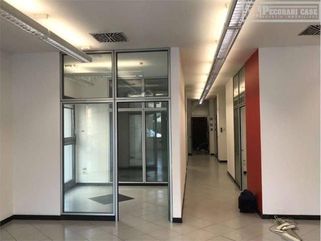 Locale Commerciale in affitto a Modena, Reggio Emilia
