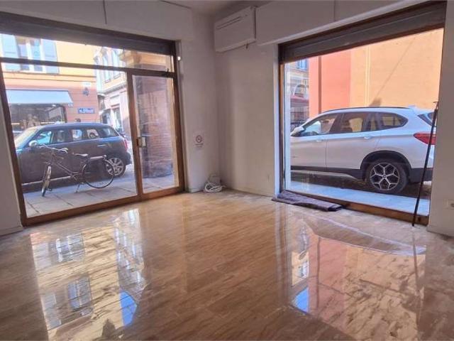 Locale Commerciale in affitto a Centro Storico, Modena