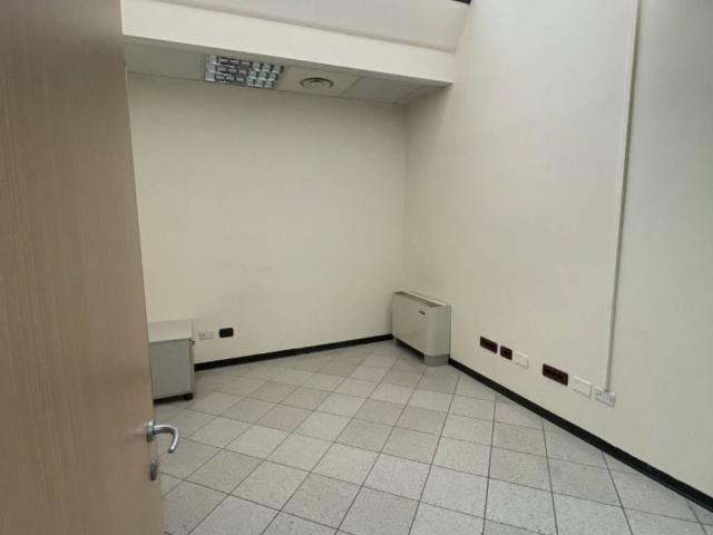 Locale Commerciale in affitto a Crocetta-San Lazzaro-Modena Est, Modena
