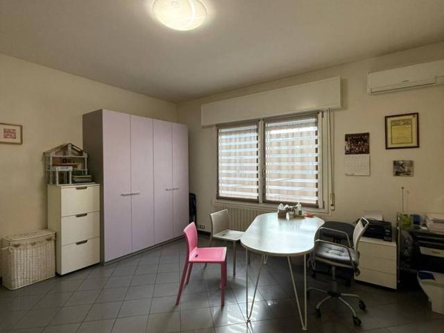 Locale Commerciale in affitto a Buon Pastore-Sant'Agnese-San Damaso, Modena