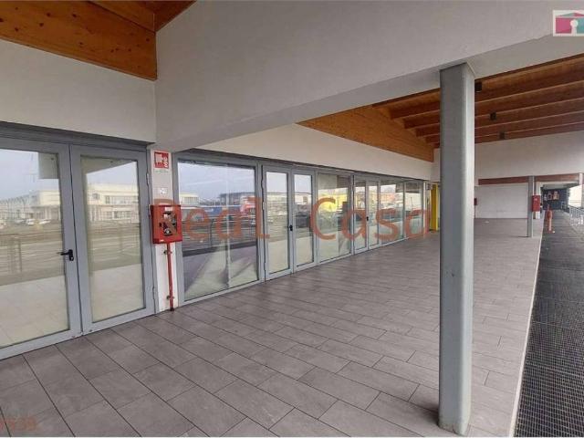Locale Commerciale in affitto a Modena, Reggio Emilia