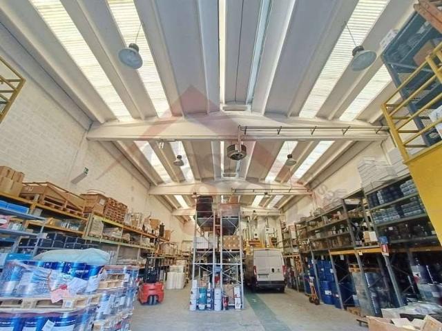 Locale Commerciale in affitto a Modena, Reggio Emilia