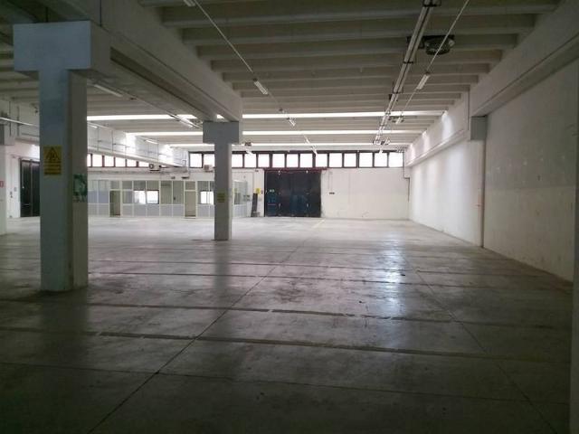 Locale Commerciale in affitto a Modena, Quartiere Cittanova