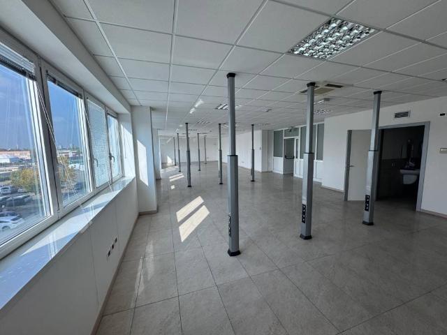 Locale Commerciale in affitto a Crocetta-San Lazzaro-Modena Est, Modena