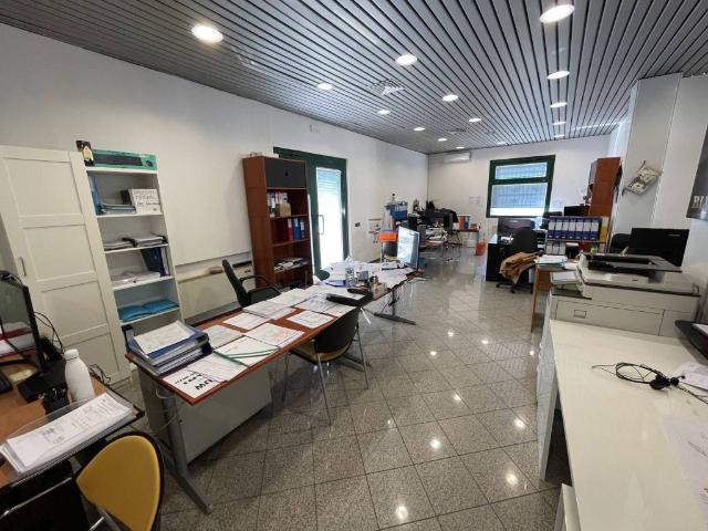 Locale Commerciale in affitto a Modena, Albareto