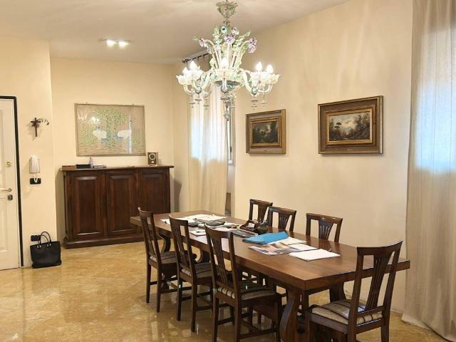 Locale Commerciale in affitto a Centro Storico, Modena