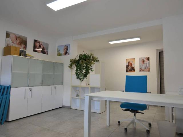 Locale Commerciale in affitto a Saliceta San Giuliano, Modena