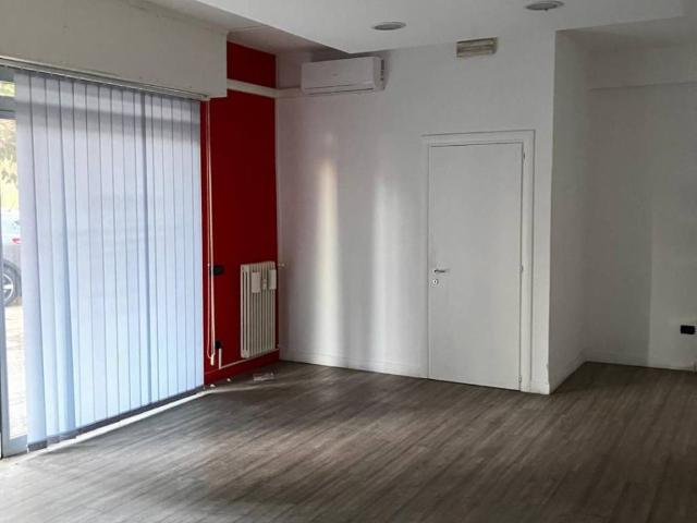 Locale Commerciale in affitto a Centro Storico, Modena