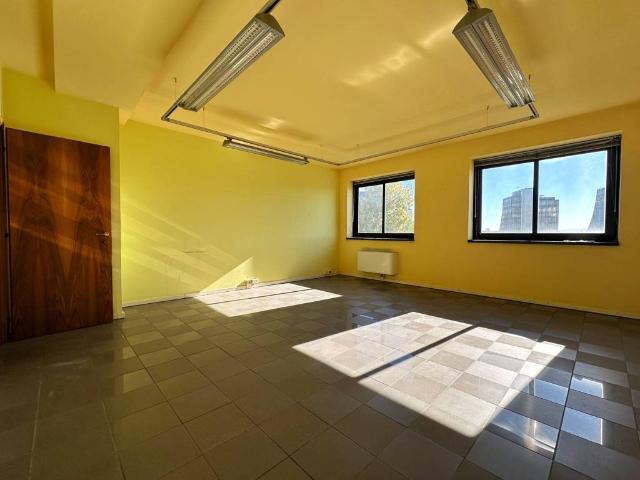 Locale Commerciale in affitto a Modena, Reggio Emilia