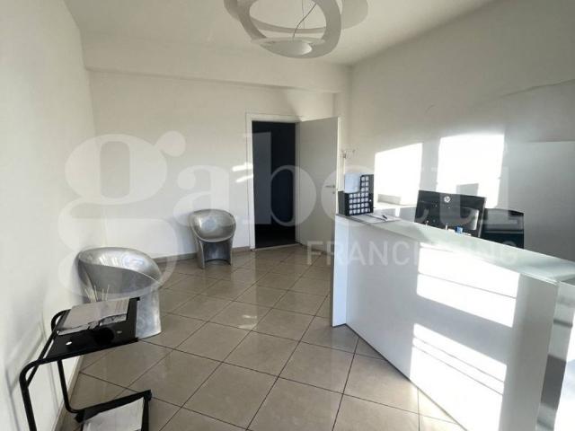 Locale Commerciale in affitto a Modena, Reggio Emilia