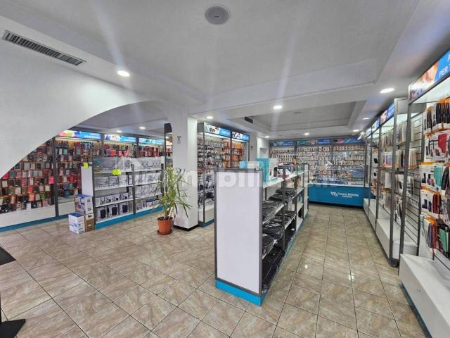 Locale Commerciale in affitto a Modena, Reggio Emilia