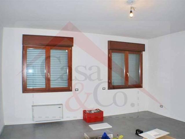 Locale Commerciale in affitto a Buon Pastore-Sant'Agnese-San Damaso, Modena