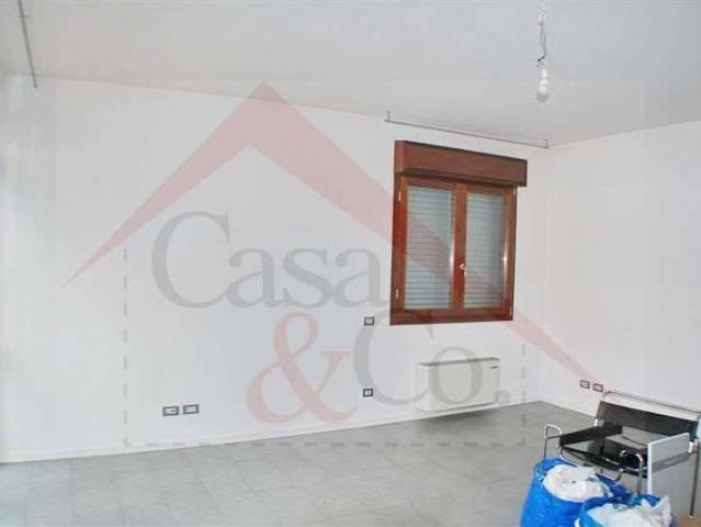 Locale Commerciale in affitto a Buon Pastore-Sant'Agnese-San Damaso, Modena