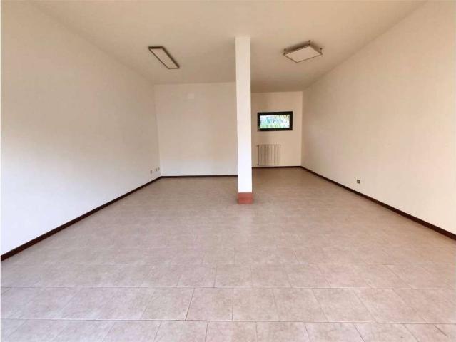 Locale Commerciale in affitto a Modena, Reggio Emilia