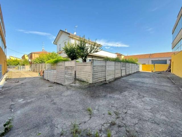 Locale Commerciale in affitto a San Faustino-Madonnina-Quattroville, Modena
