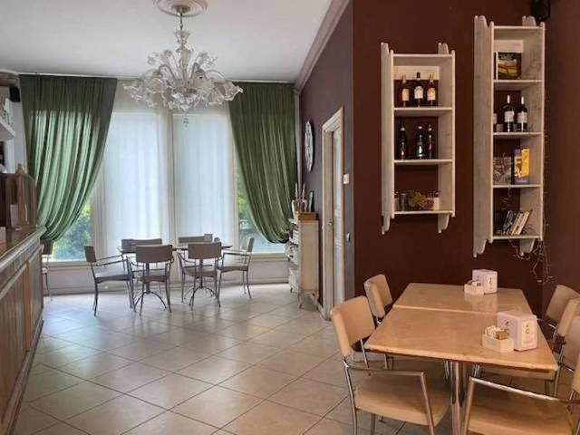 Locale Commerciale in vendita a San Faustino-Madonnina-Quattroville, Modena