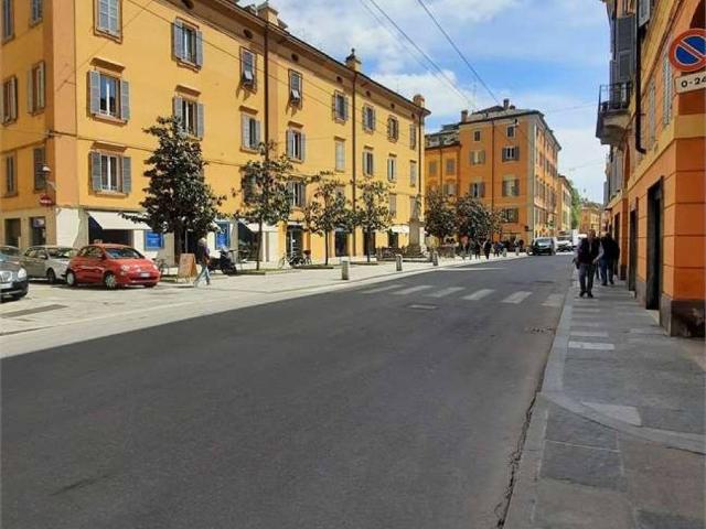 Locale Commerciale in affitto a Modena, Reggio Emilia