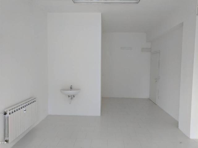 Locale Commerciale in affitto a Crocetta-San Lazzaro-Modena Est, Modena