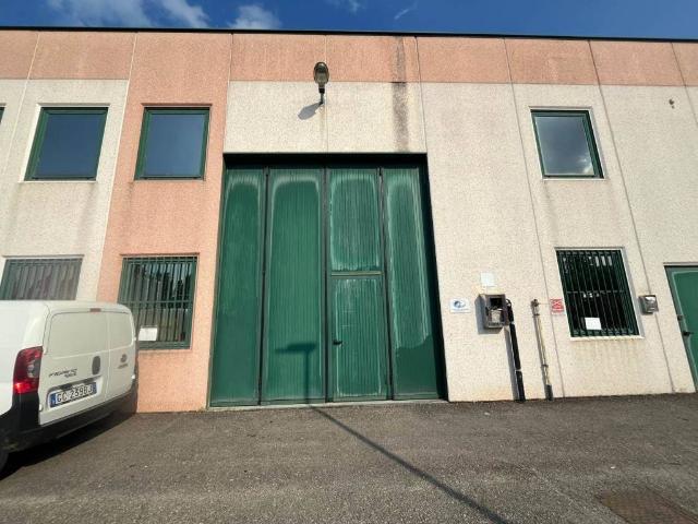 Locale Commerciale in affitto a Crocetta-San Lazzaro-Modena Est, Modena