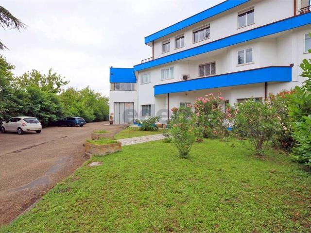 Locale Commerciale in affitto a Modena, Reggio Emilia