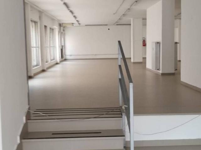 Locale Commerciale in affitto a Crocetta-San Lazzaro-Modena Est, Modena